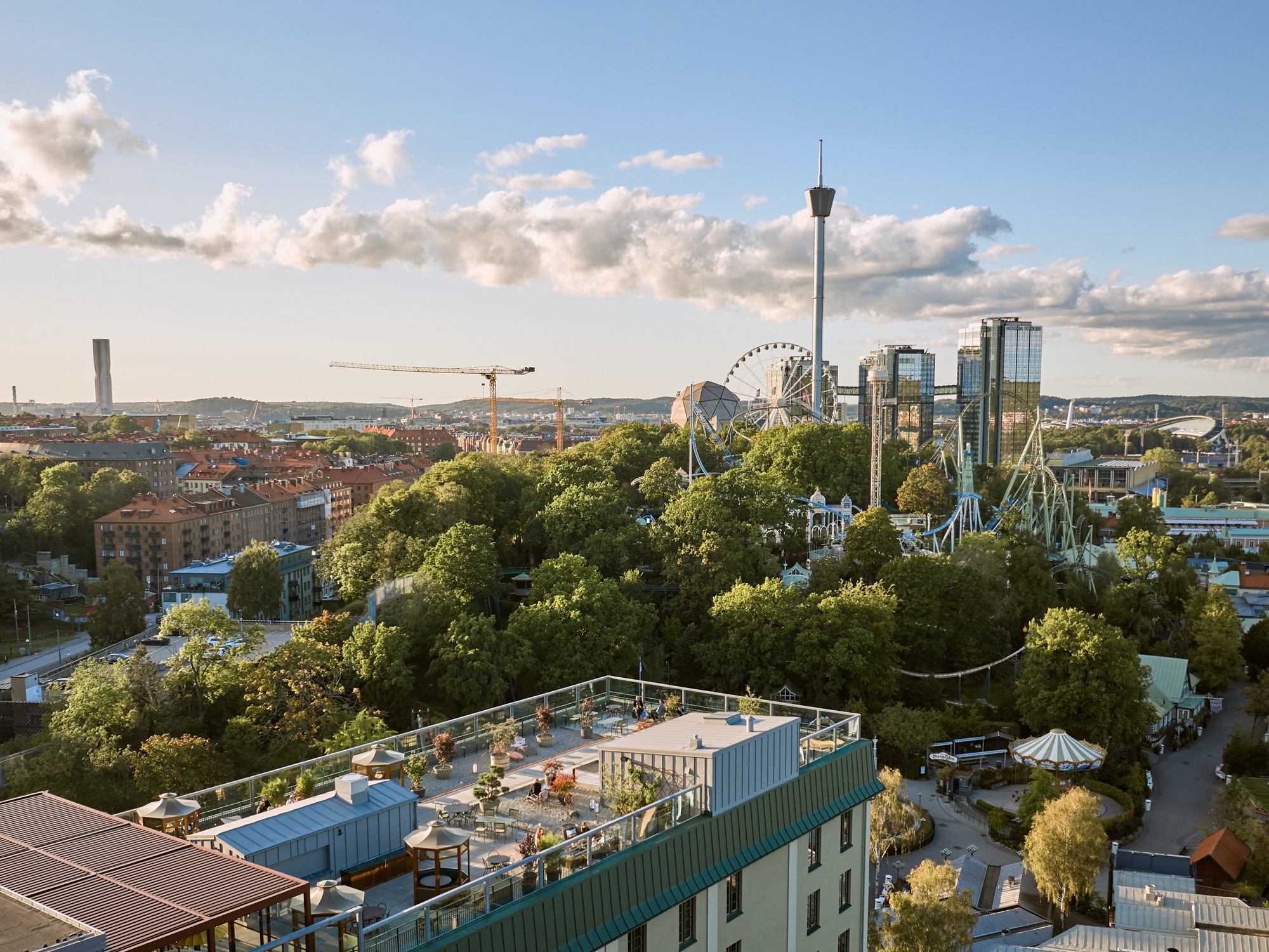 Drönarfoto över Liseberg och Gothia Towers i Göteborg.