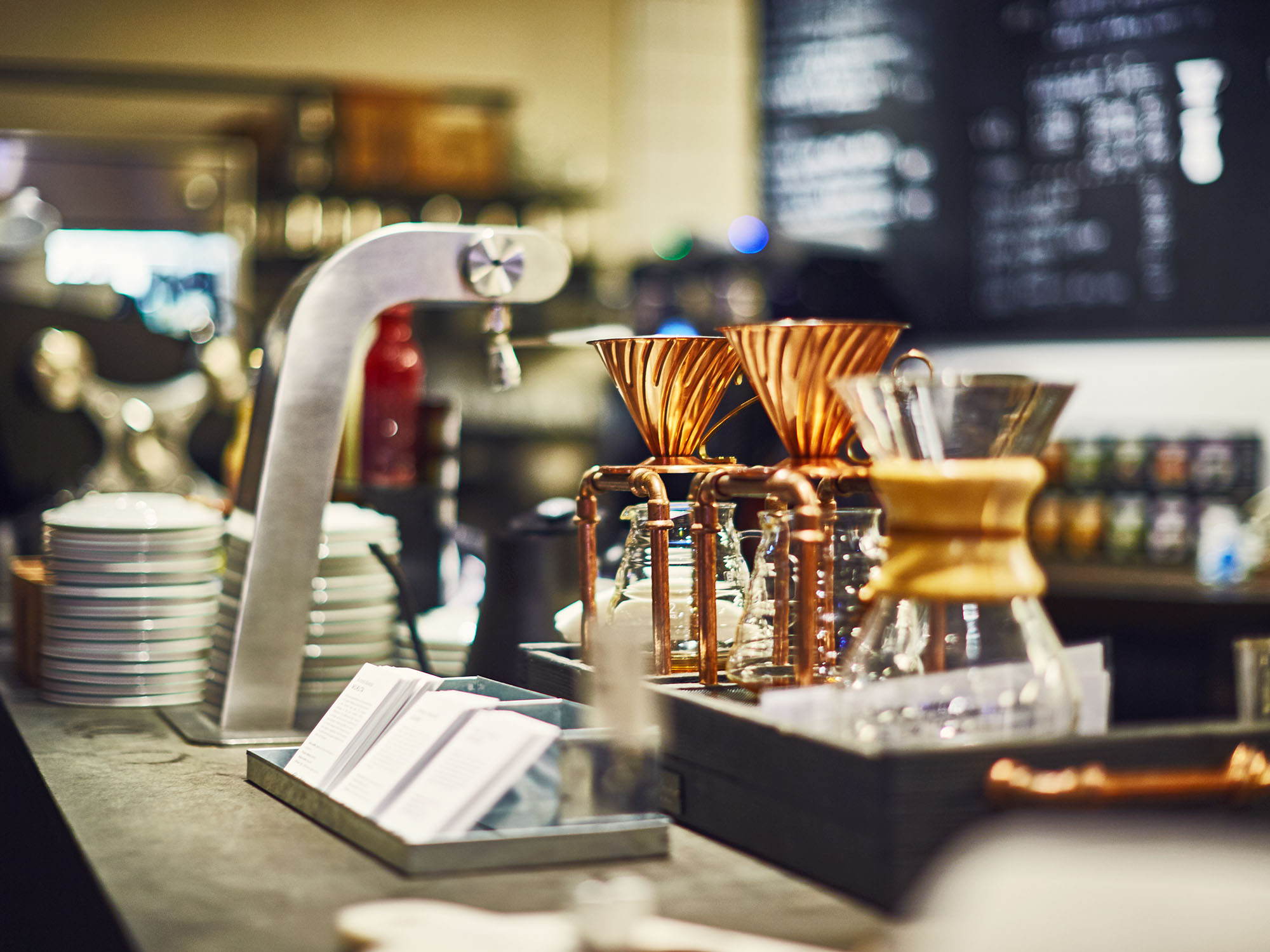 Dropkaffe-kannor på disken i ett kafé