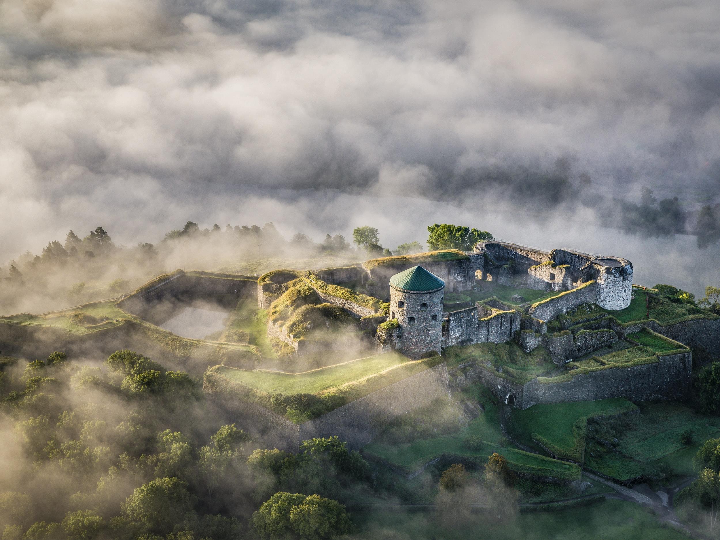 Bohus Fästning i dimma sett från ovan