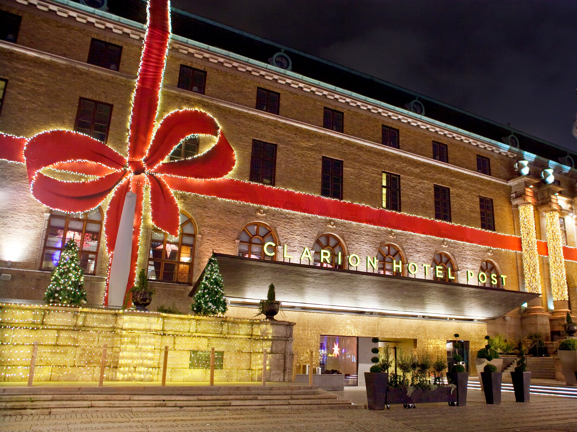 En lysande julrosett dekorerar fasaden på Clarion Hotel Post i Göteborg.