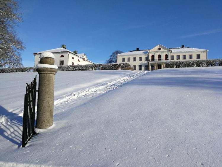 slott i snötäckt landskap