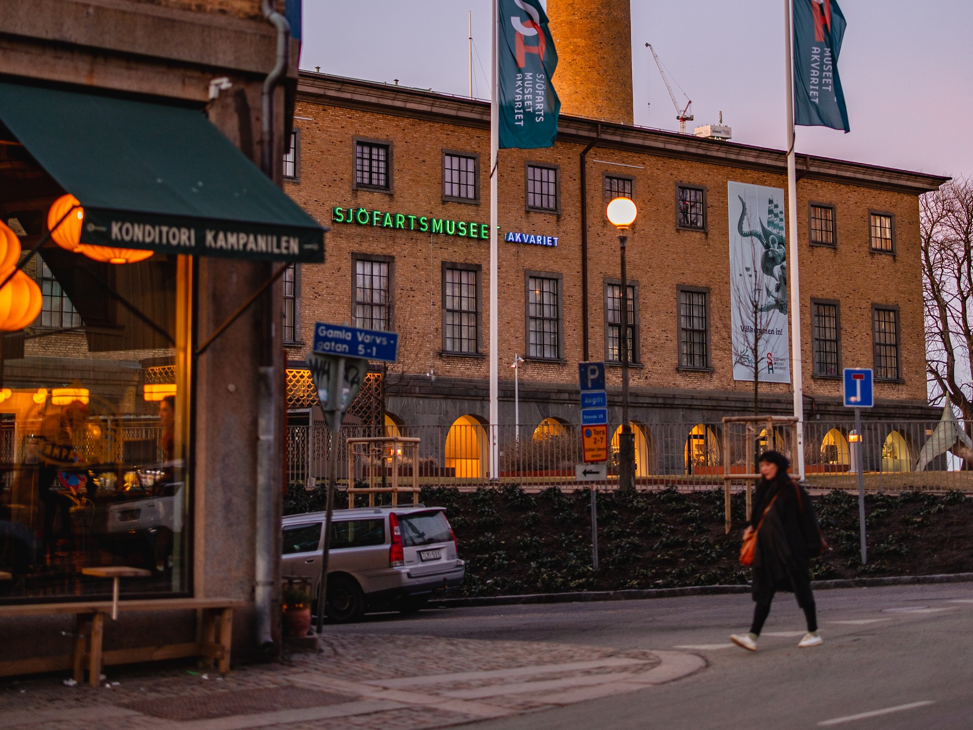 Vybild över Sjöfartsmuseet i Göteborg, med Konditori Kampanilen i förgrunden.