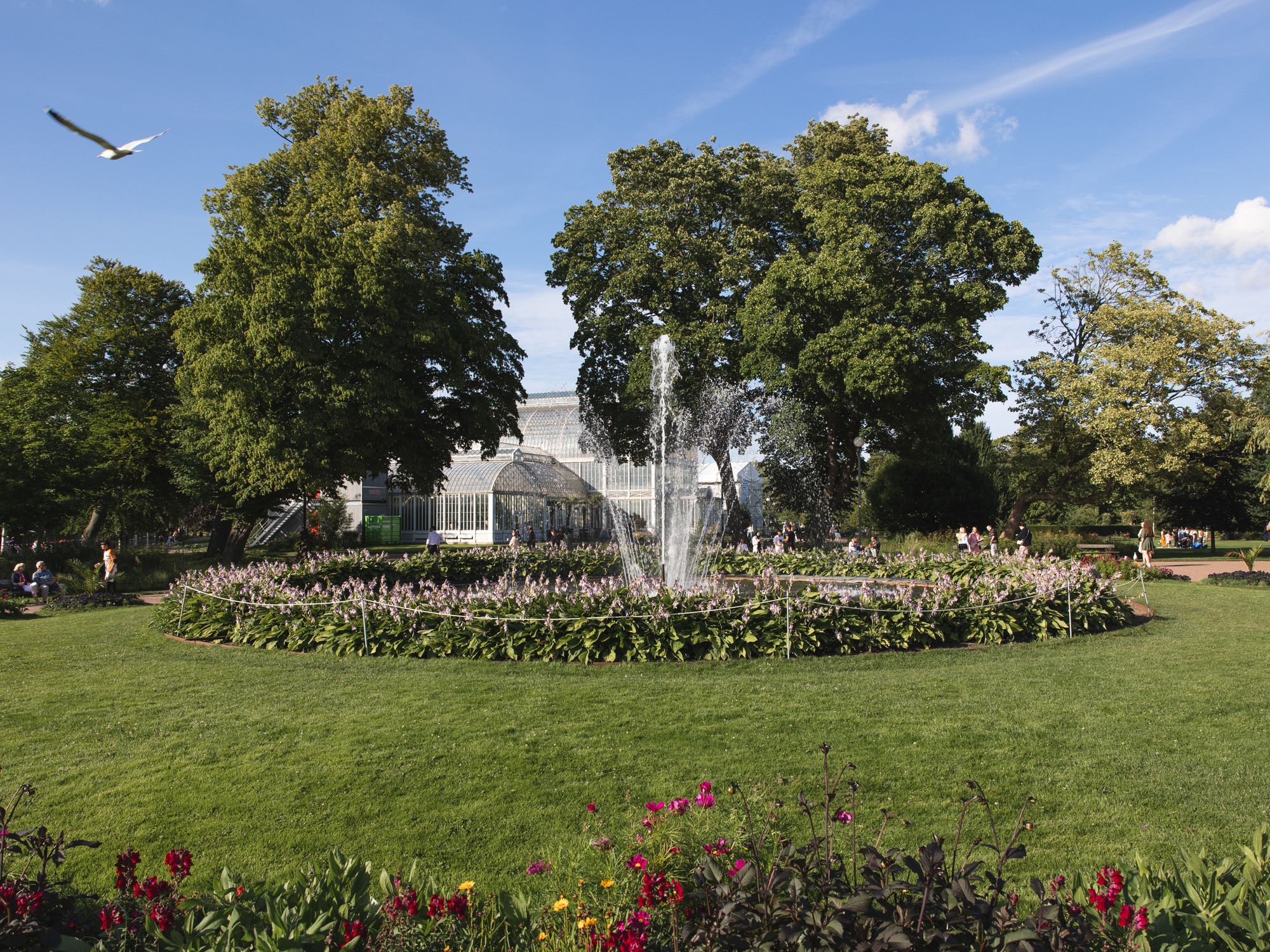 Rabatt och fontän i parken Trädgårdsföreningen i Göteborg.
