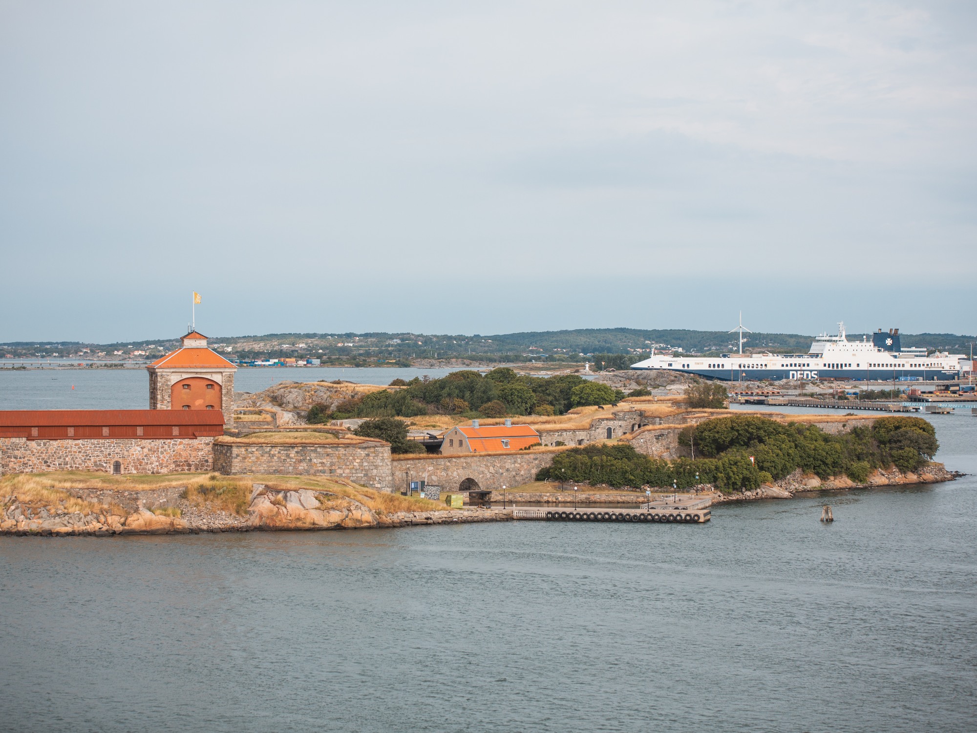 En fästning på en ö i Göteborgs hamninlopp.