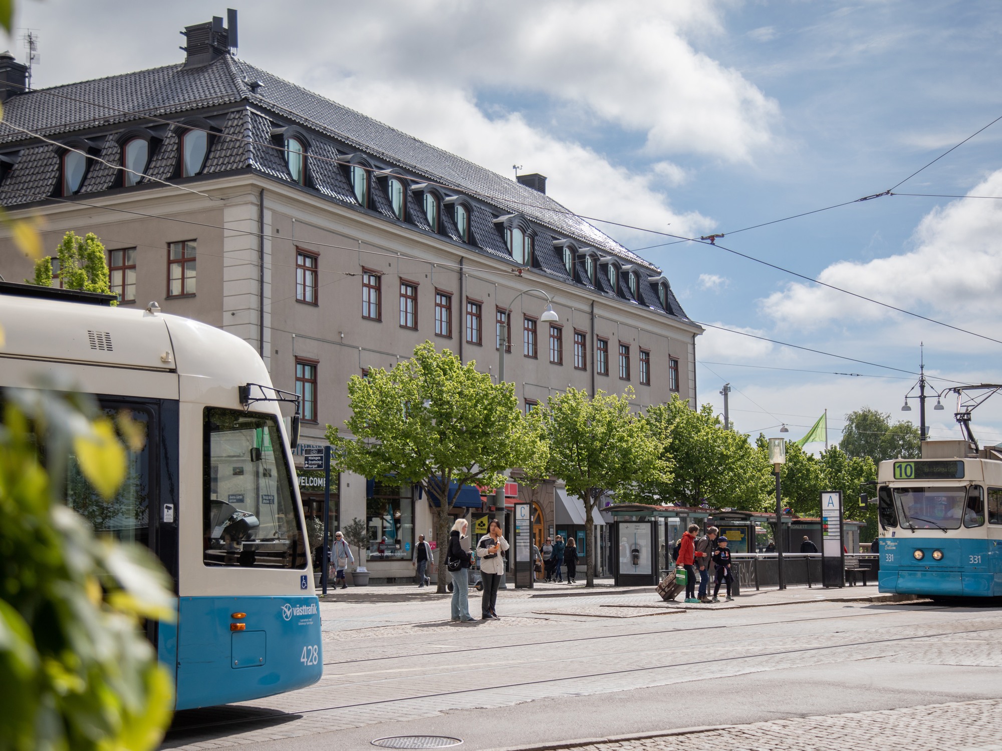Spårvagnar som möts vid Kungsportsplatsen i Göteborg.