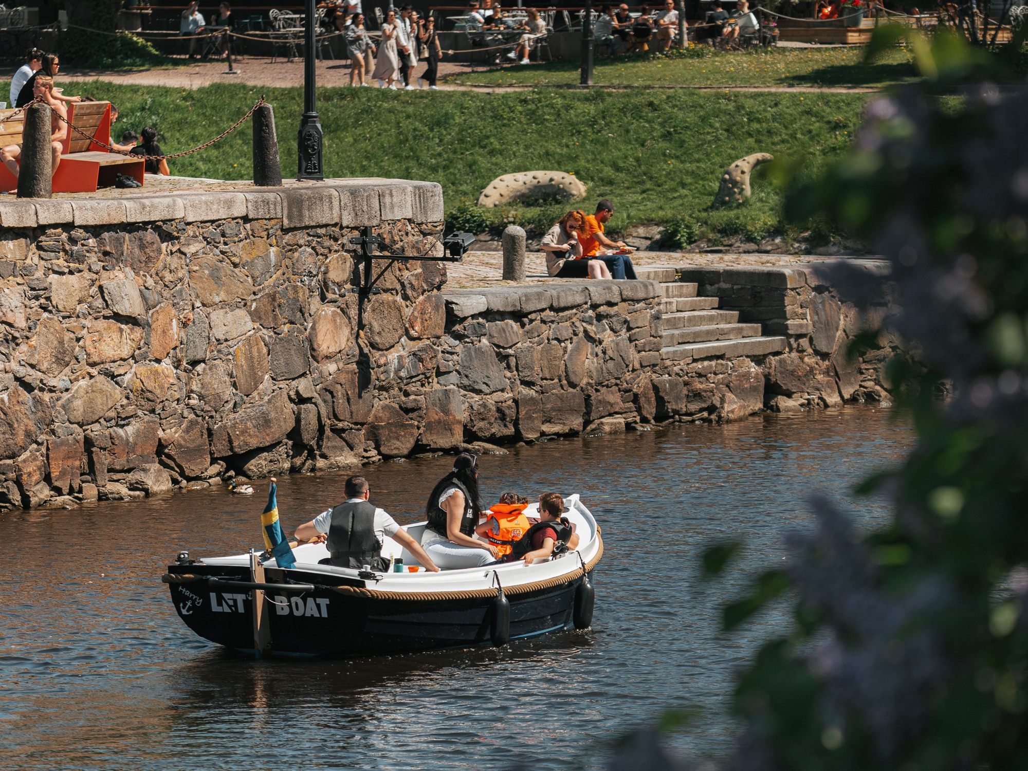 En familj på båttur i kanalen i Göteborg.
