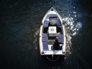 Båt i vatten fotograferad ovanifrån