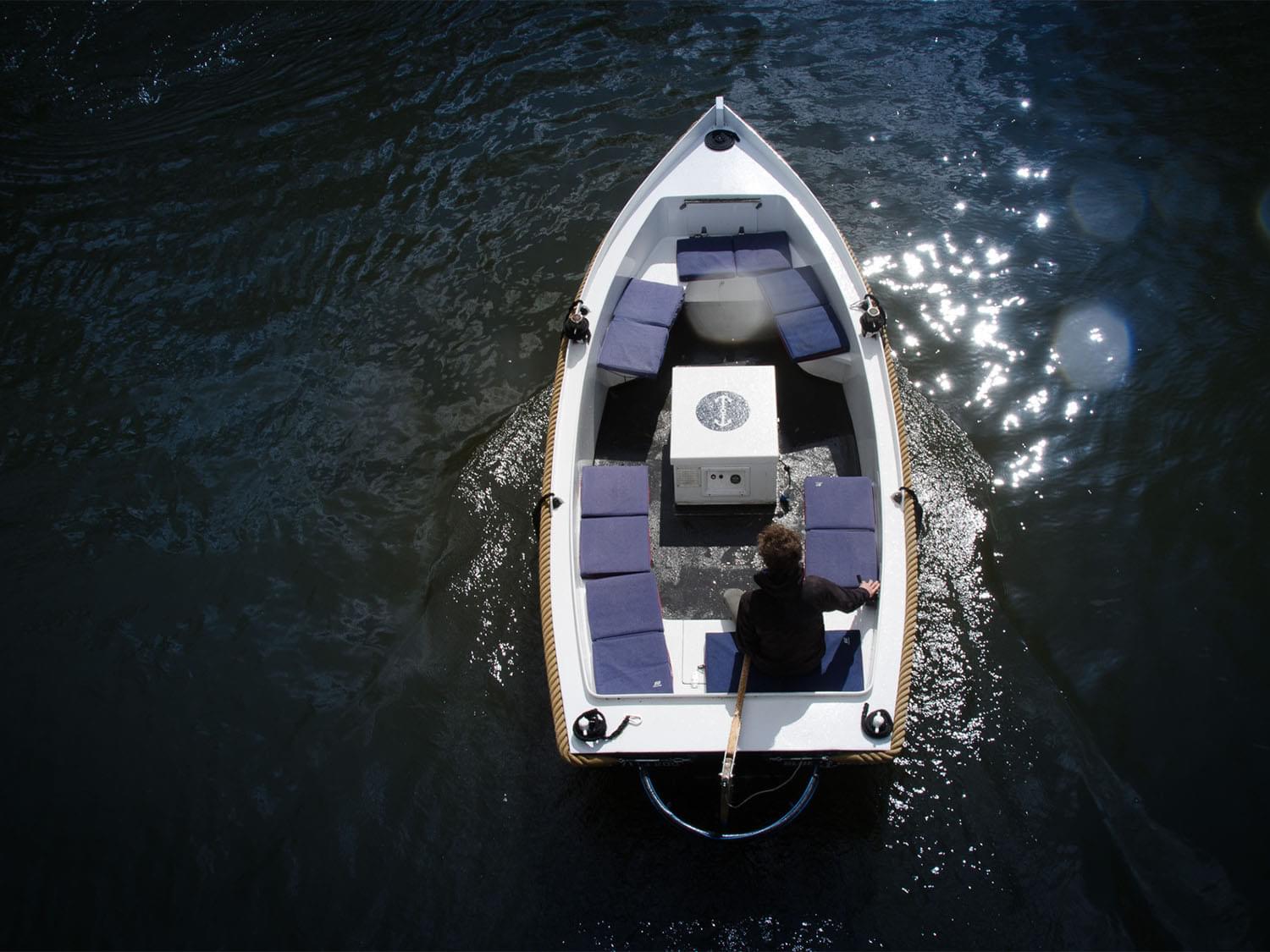Båt i vatten fotograferad ovanifrån