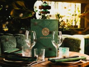 Två glas och en meny står på ett bord på restaurang Botanico