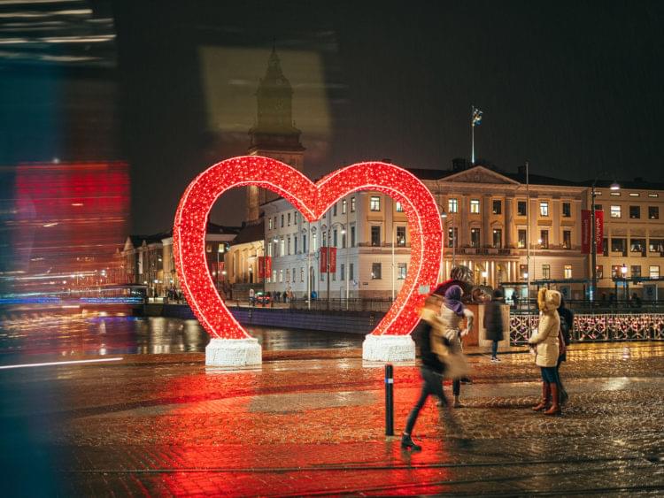 Ett stort rött upplyst hjärta står vid Lejontrappan mitt i Göteborg.