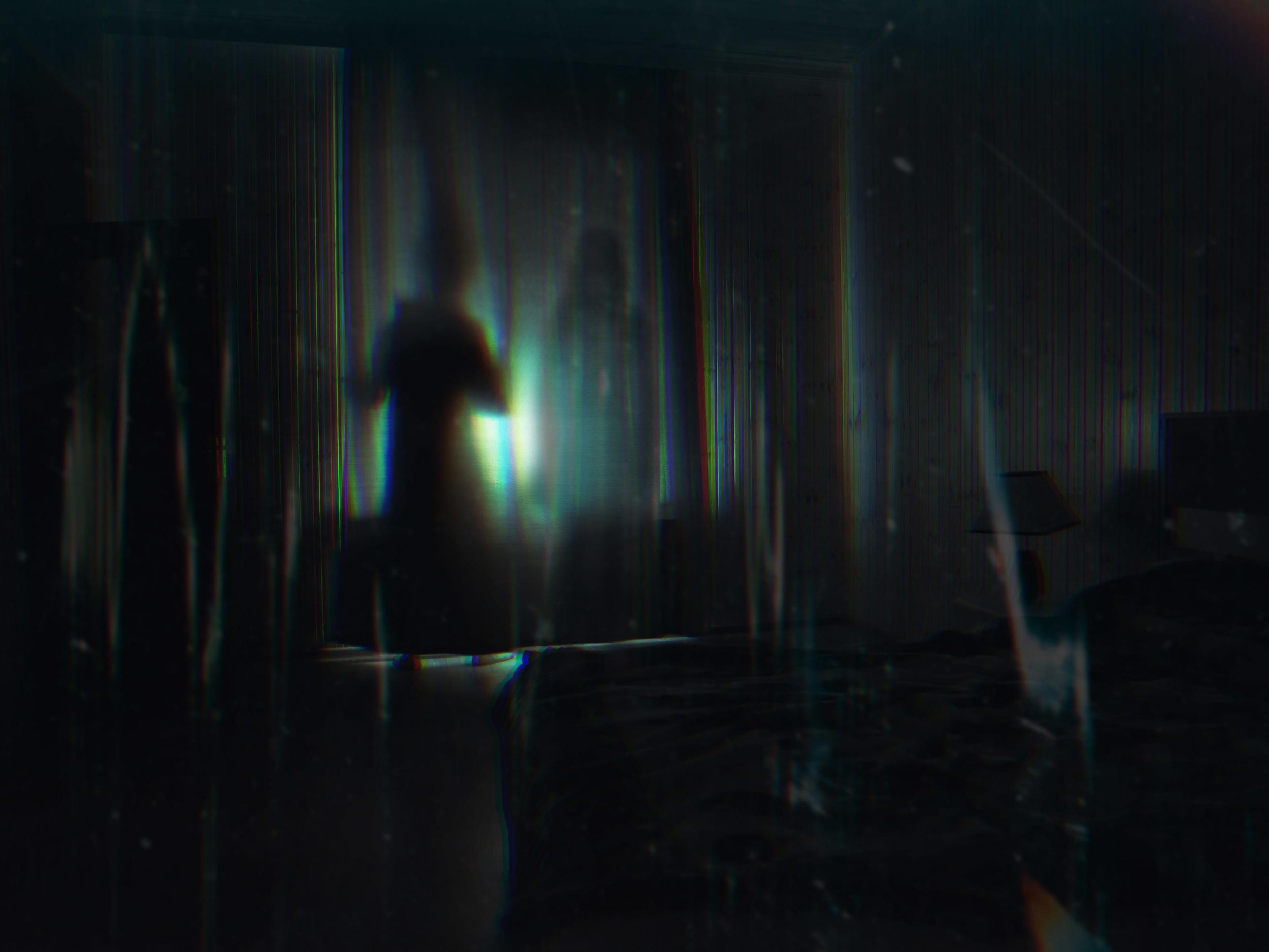 skuggor bakom en gardin i ett mörkt rum