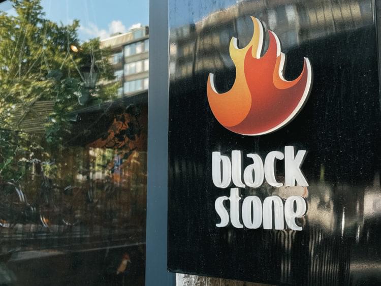 Blackstones logo, en gulröd flamma mot svart bakgrund