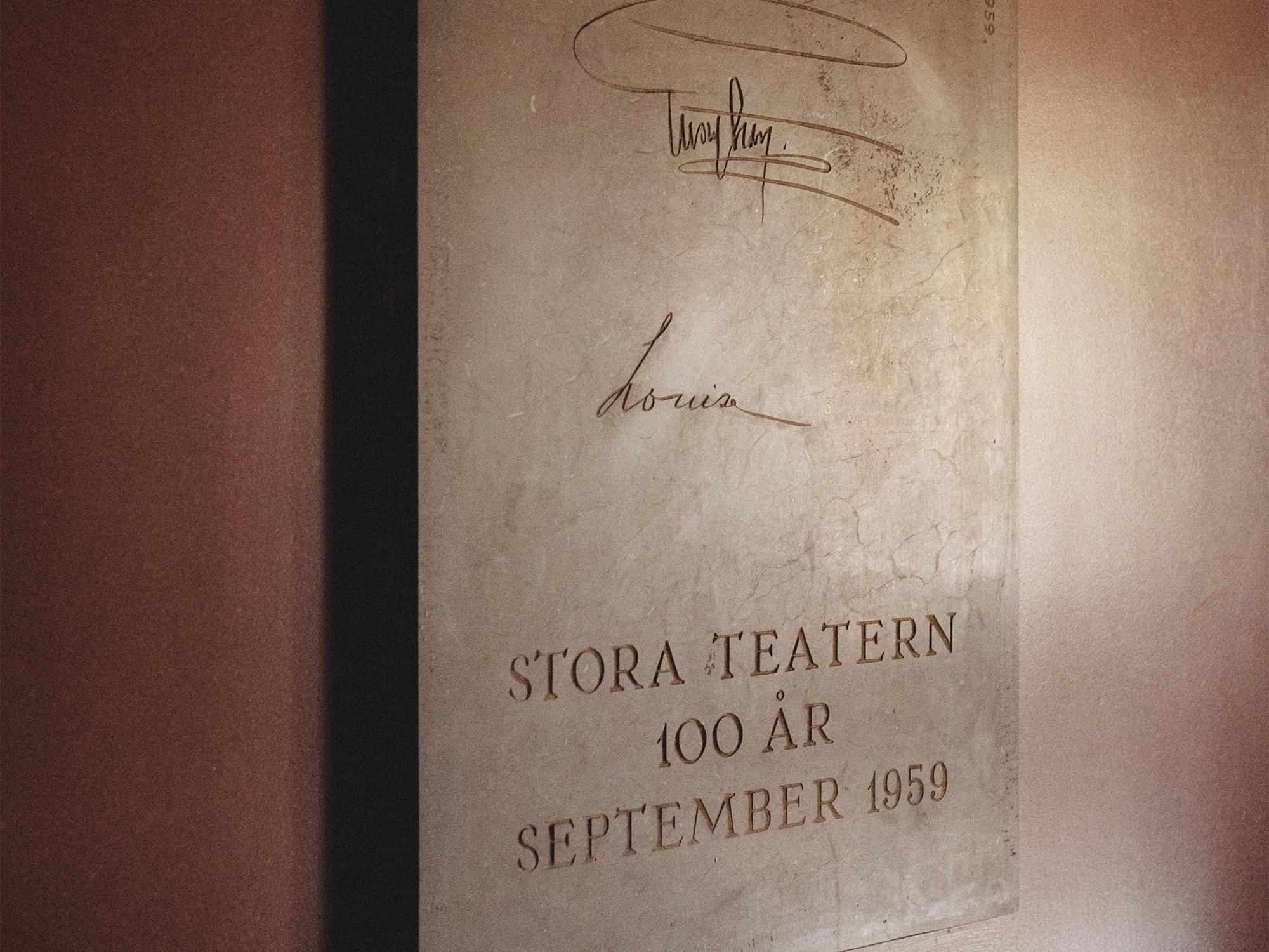 Plakett som firar Stora Teaterns fyrahundraårsjubileum.