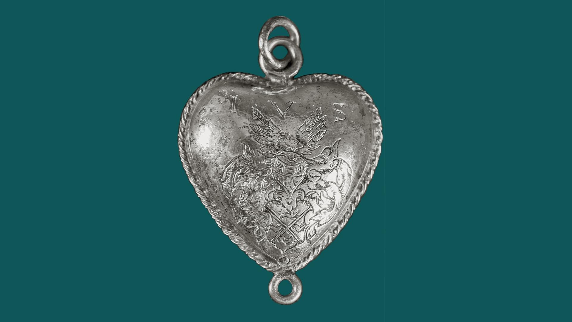 Ett silverhjärta med inskriptioner från 1600-talet