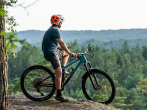 En mountainbike-cuklist blickar ut över skogen vid Delsjön i Göteborg.