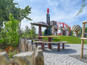 Lekskulpturer och picknickbord i Jubileumsparken i Frihamne