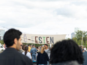 Människor fram en skylt med ordet Ö-festen. Ringön, Göteborg.