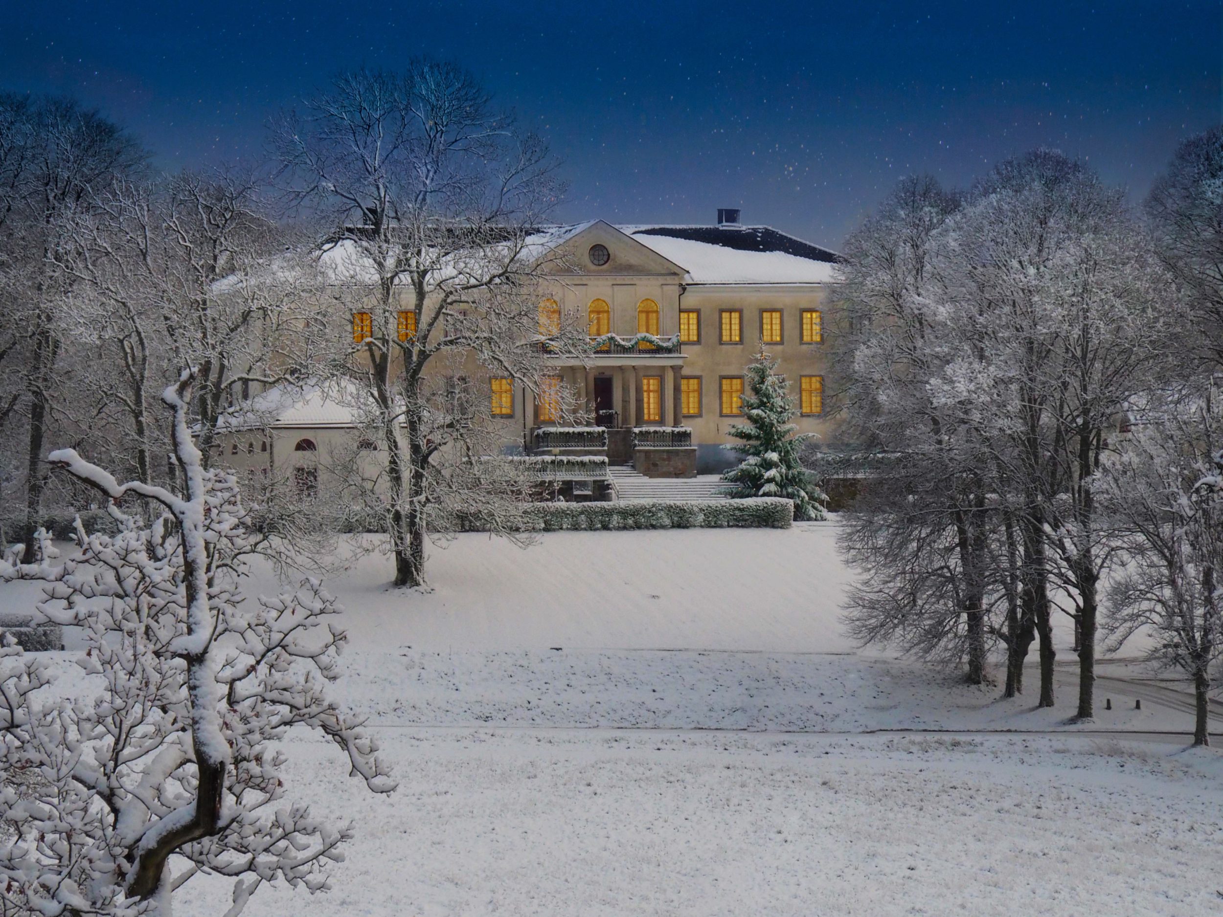 Nääs slott i skymning i snölandskap