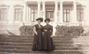 Gammalt fotografi med Selma Lagerlöf och Sophie Elkan på trappan till Nääs Slott