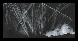 BIld: Teckning av Azadeh E Zaghi från ett fotografi av luftvärnsbeskjutning på natten under andra världskriget.