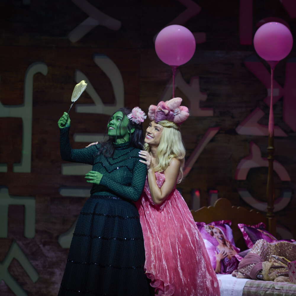Elphaba och Glinda i musikalen Wicked