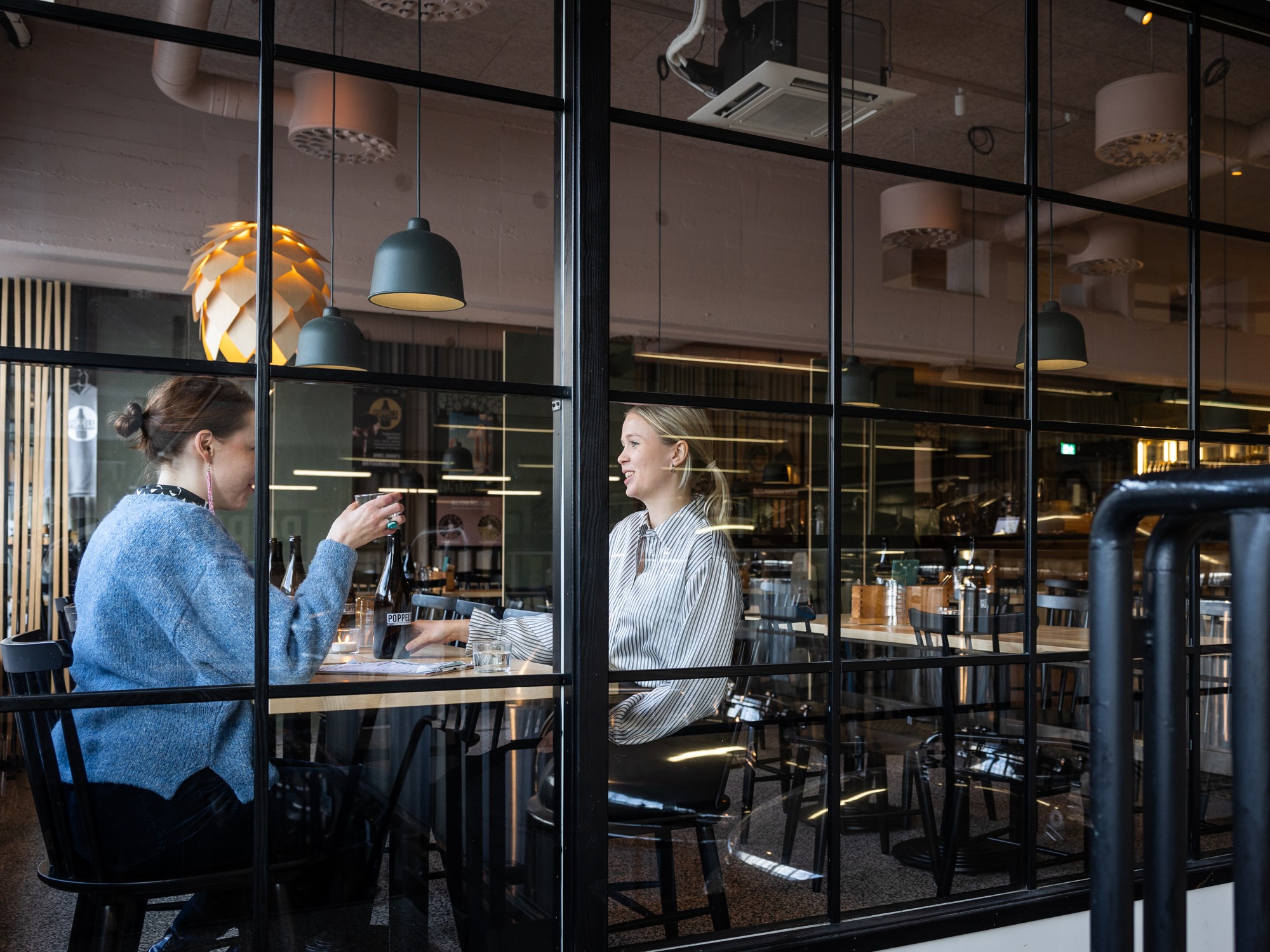 Ett par äter på restaurangen Poppels Öl & Mat i Jonsered utanför Göteborg.