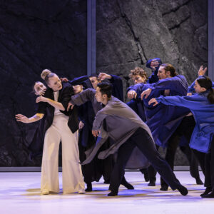 Ane Brun på scen tillsammans med dansare från GöteborgsOperans Danskompani.