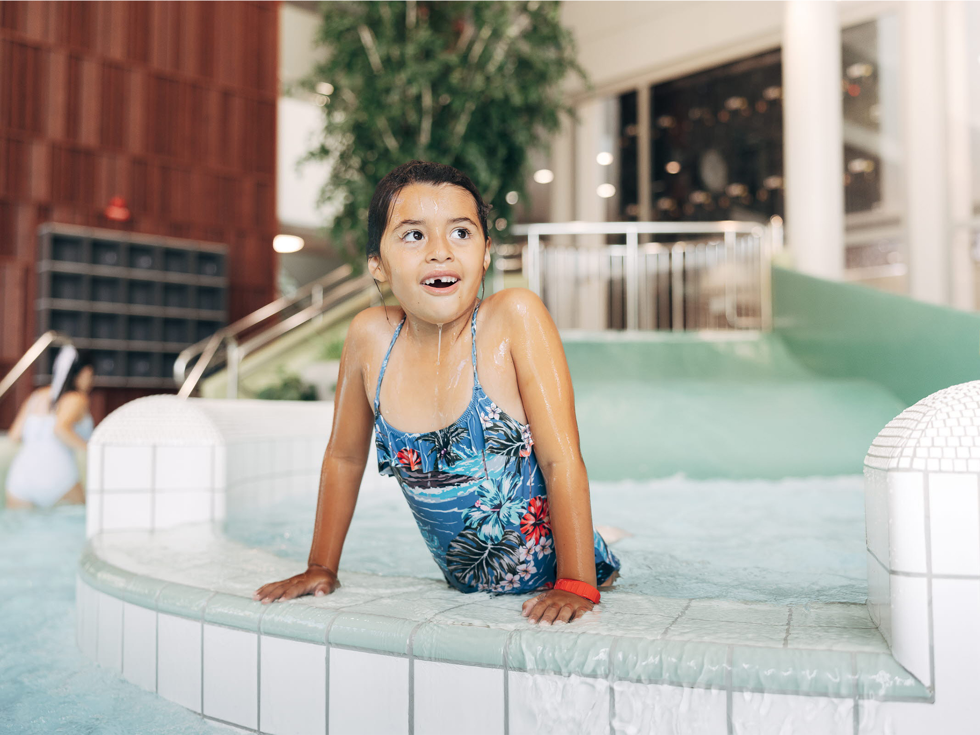 En barn badar i en liten pool på Nolhaga parkbad utanför Göteborg.
