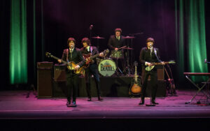 Gruppbild av Beatles på en scen.