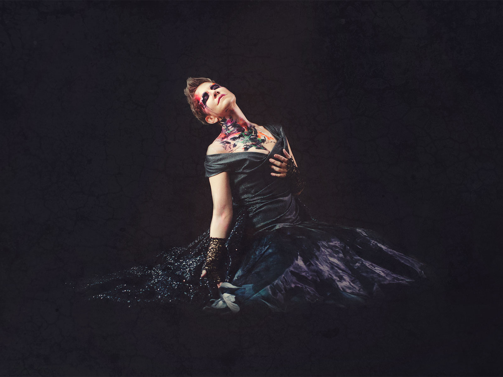 Amerikanska mezzosopranen Joyce DiDonato, sitter i en vacker klänning, svart bakgrund.