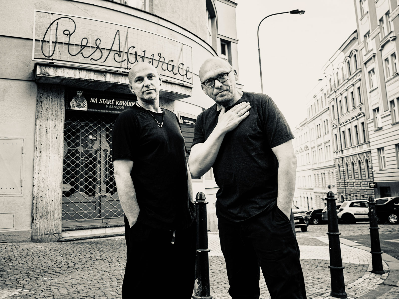 Bugge Wesseltoft och Henrik Schwartz, svartvit bild, står på gatan.