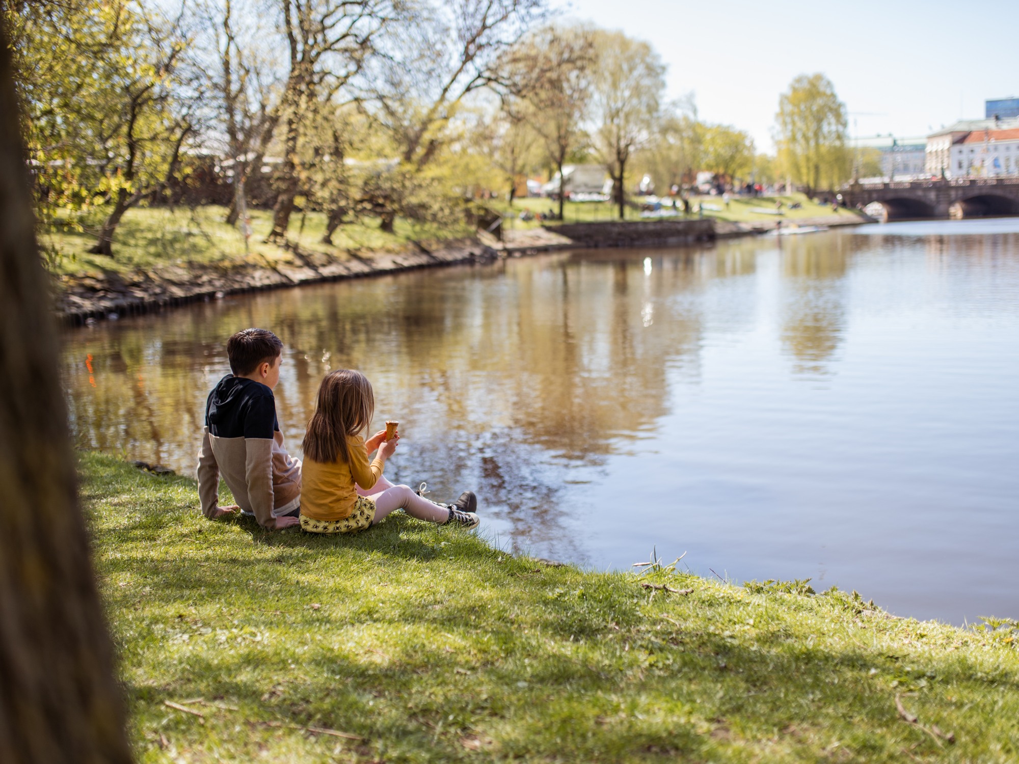 Two kids eating ice cream in the park The Garden Society of Gothenburg.