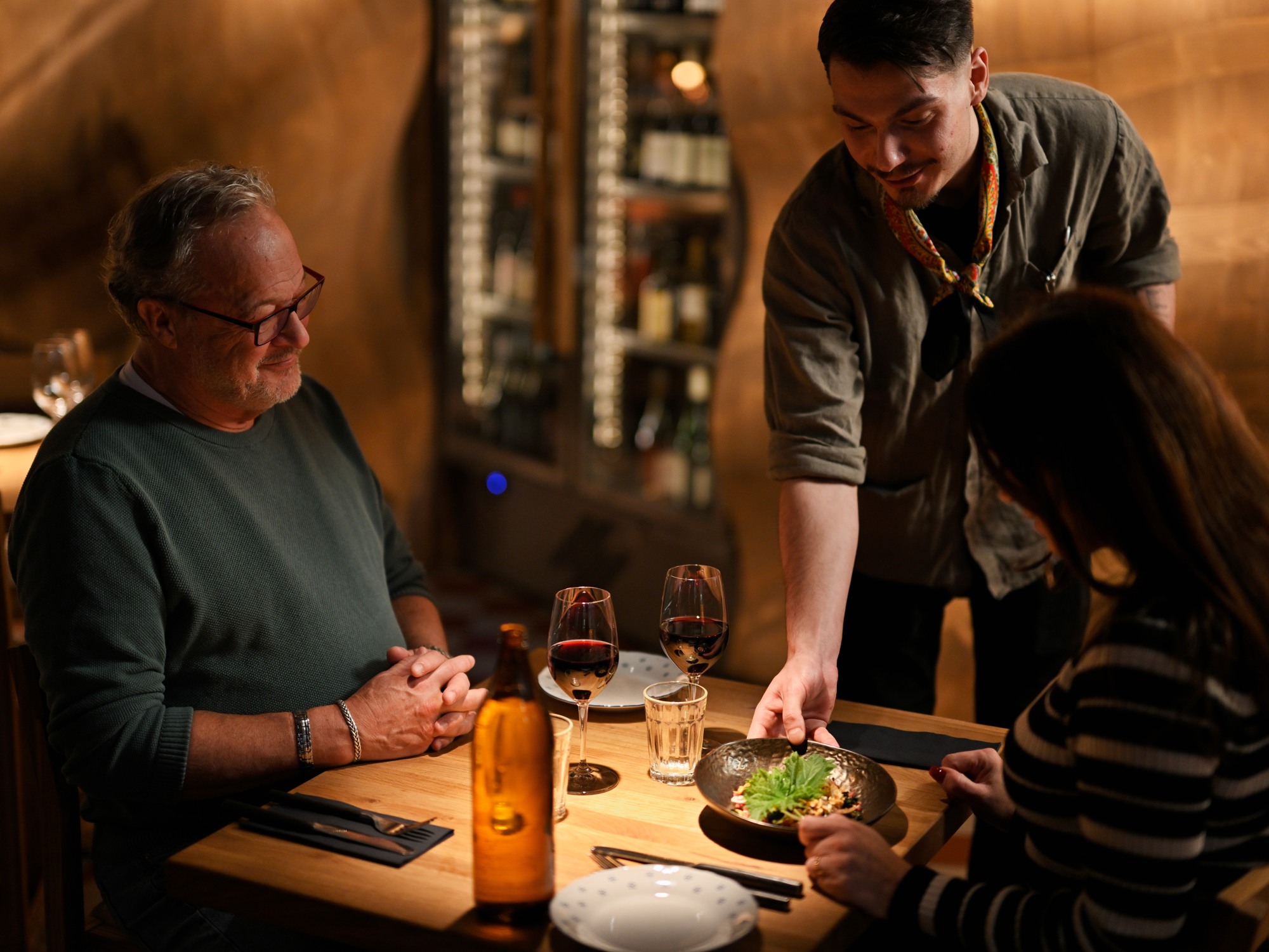 Two people eating dinner at the restaurant Gurras.